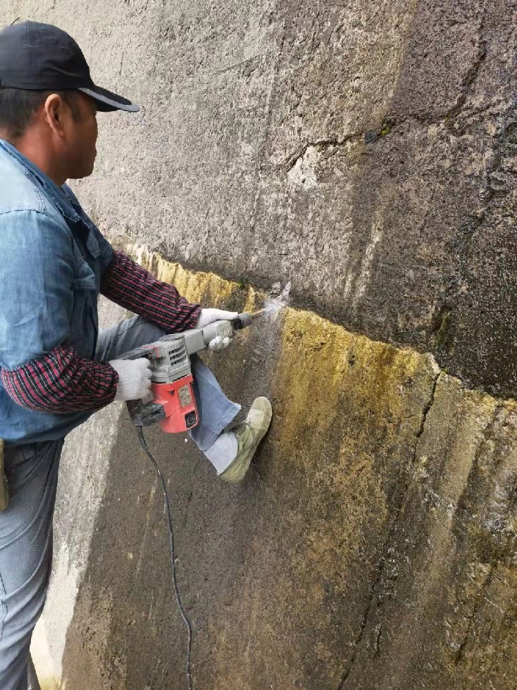 地下室建筑面澆完之后漏水怎么修？